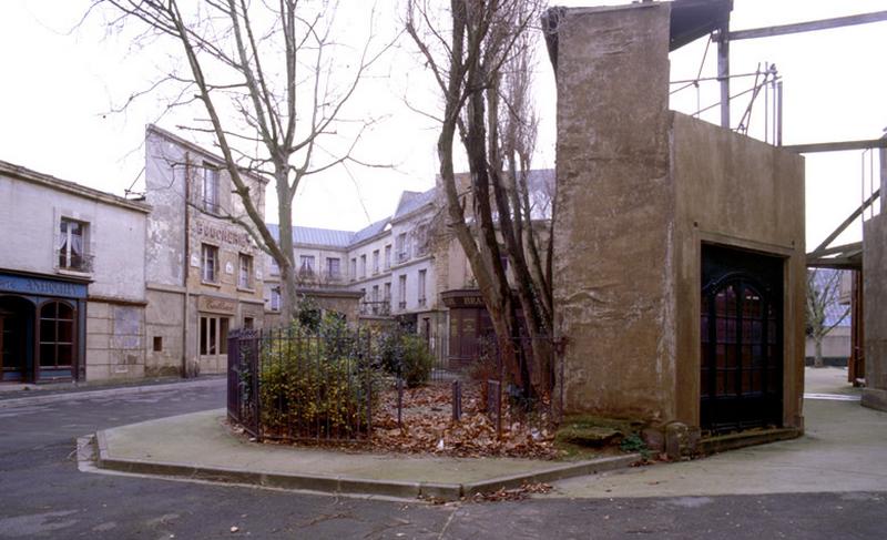 SFP (Société Française de Production), décor extérieur pérenne, représentant un quartier de ville inspiré de Paris.