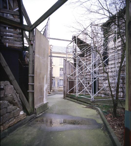 SFP (Société Française de Production), décor extérieur pérenne, représentant un quartier de ville inspiré de Paris ; détail des structures soutenant les façades.