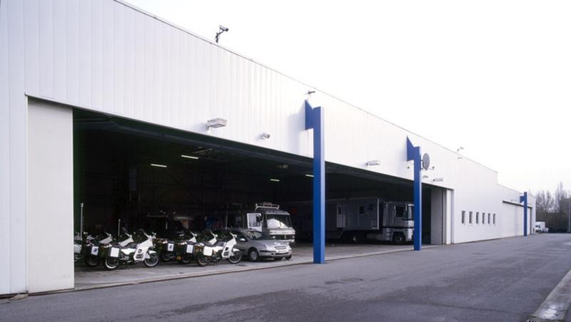 SFP (Société Française de Production), vue du garage car vidéo, abritant les moyens de transport de la société pour les reportages (cars de régie mobile, motos, voitures).
