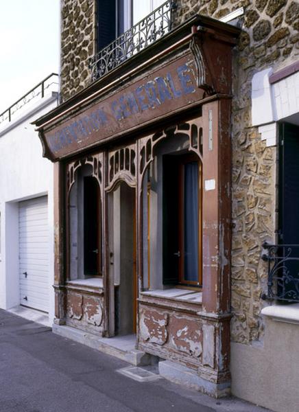 Devanture de magasin en bois au motif art nouveau.