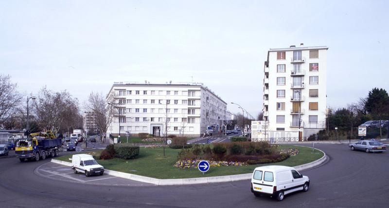 Vue depuis le rond-point du bas de l'avenue de la République de la cité (630 logements HLM), conçue en 1954.