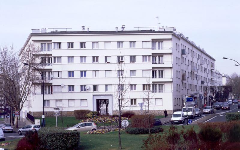 Vue rapprochée depuis le rond-point du bas de l'avenue de la République.