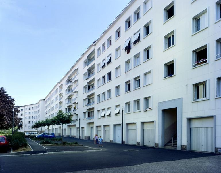 Vue des bâtiments depuis le square Jacques-Simon.