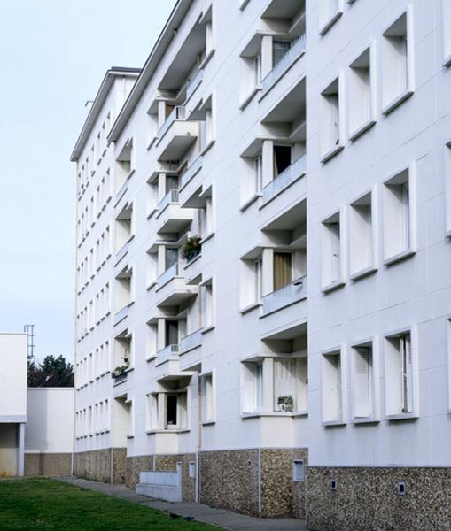 Autre détail d'une façade comprenant balcons et fenêtres d'angle dans des redants.
