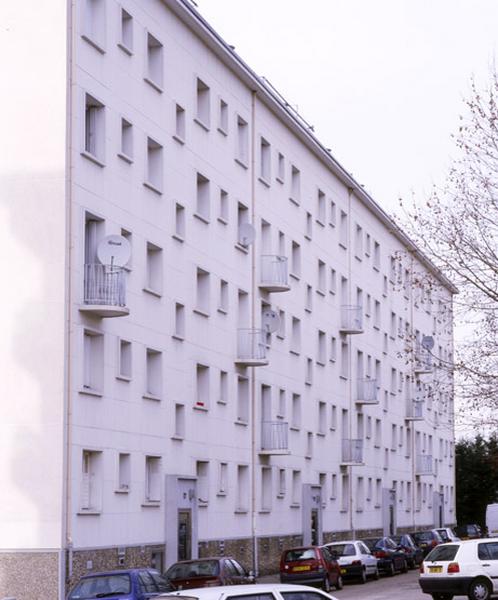 Vue d'une façade comprenant des balcons au plan en demi-cercle.