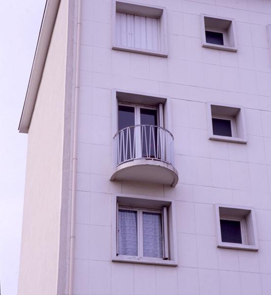 Détail d'un balcon au plan en demi-cercle.