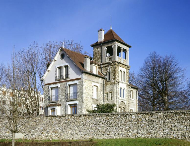 Vue d'ensemble de la maison et de son belvédère.