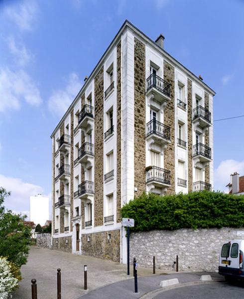 Vue d'ensemble de l'immeuble, isolé dans sa parcelle.
