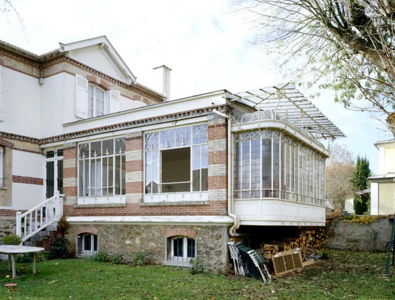 Vue de l'extension à l'arrière de la maison, d'une vaste pièce faisant office de jardin d'hiver.