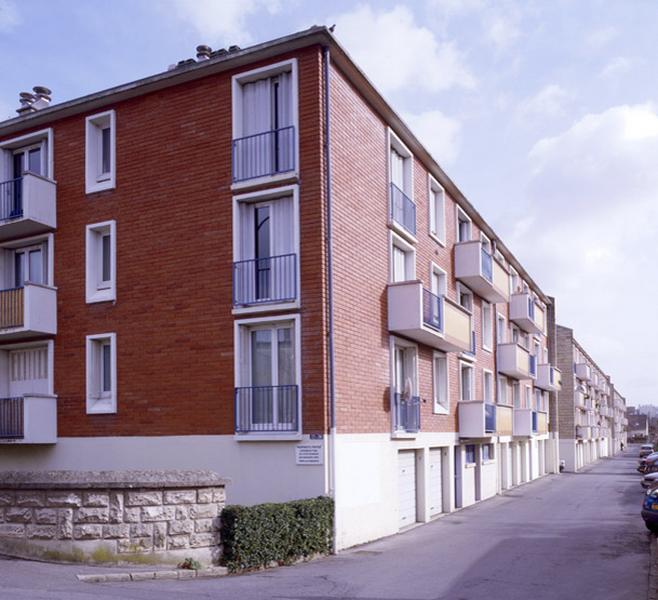 Vue générale des trois barres (garages en RDC + 3 niveaux) implantés en enfilade et livrés en 1958 (?).