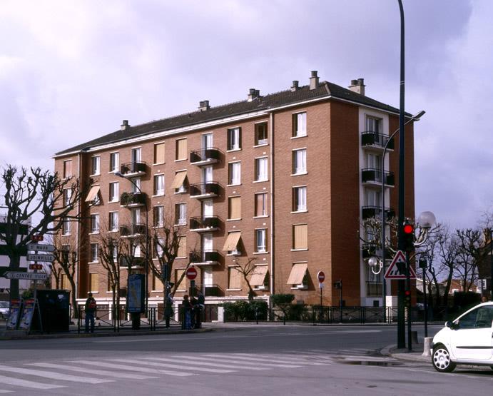 Vue de la façade sur la rue Benjamin-Moloïse.