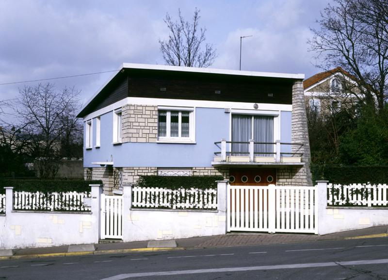 Vue d'ensemble de la maison construite en 1961.