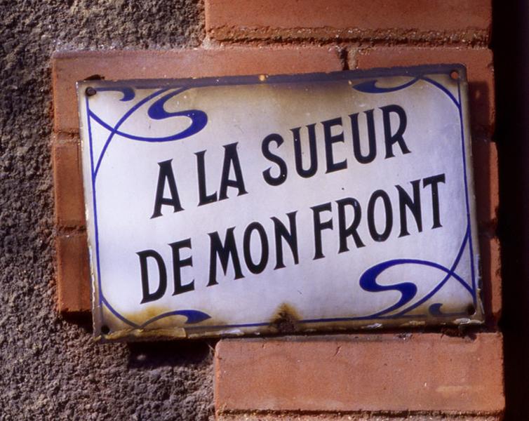 Plaque vernissée comprenant le nom de la maison 'à la sueur de mon front'.