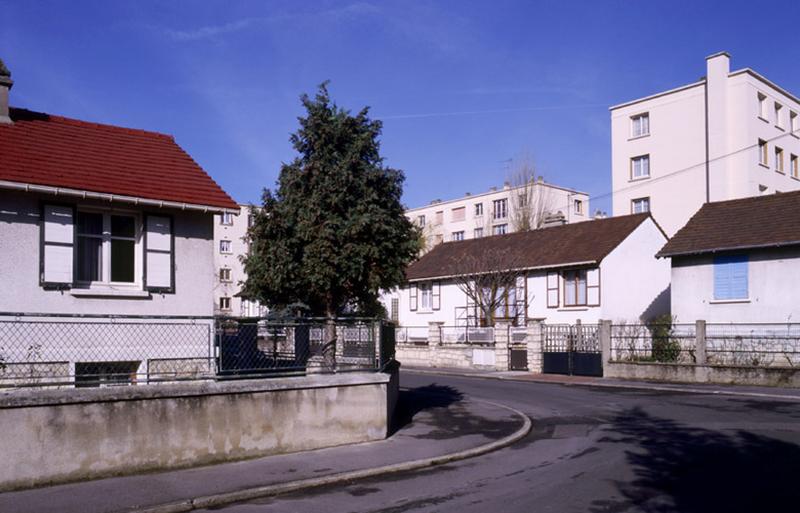 Vue de la rue (formant un u) et des pavillons répartis de part et d'autres.