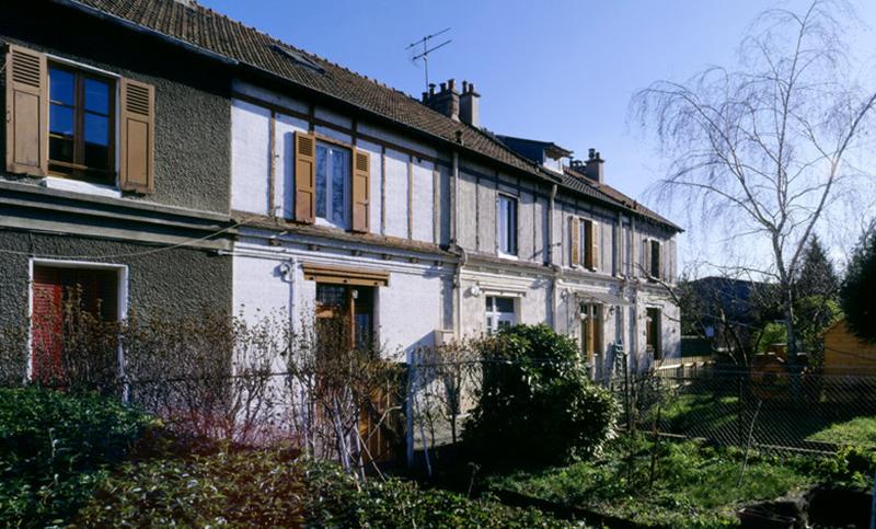 Vue de l'ancienne cité ouvrière de la briqueterie du Moulin. Les logements sont formés de maisons en bande.