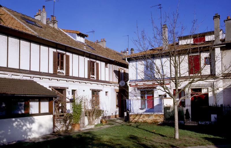 Vue depuis une placette, espace commun desservant les logements.