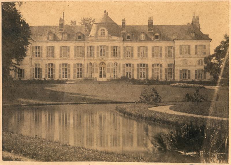 Vue de la façade sur jardin du château, avant sa destruction partielle en 1870.