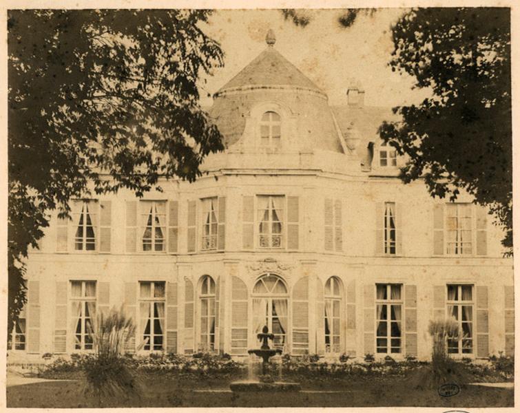 Vue de la façade sur cour du château, avant sa destruction partielle en 1870.