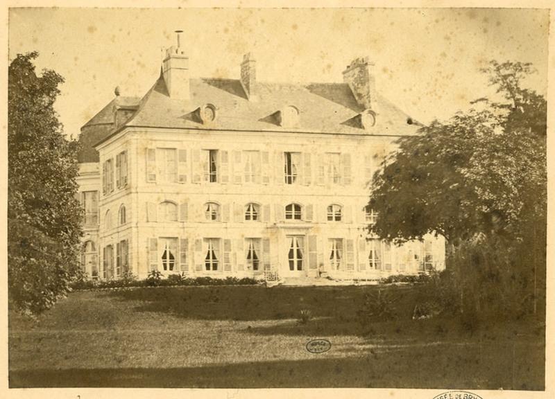 Vue de la façade d'une des ailes du château, avant sa destruction partielle en 1870.