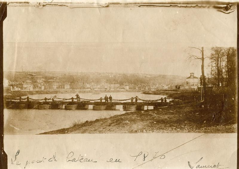 Vue du pont de bateaux installé après la destruction du pont suspendu en 1870.