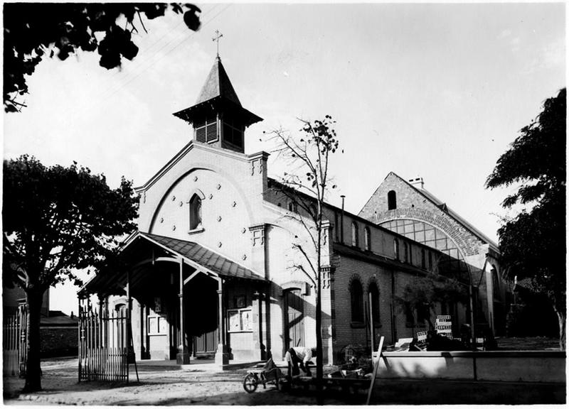 Vue de l'église alors que la chapelle en brique faisait encore office de nef.