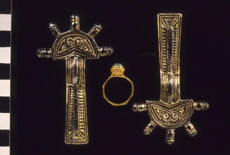 Eléments retrouvés (une bague et deux fibules) par Mentienne au Verrou dans une nécropole romano-mérovingienne qu'il a mis à jour.