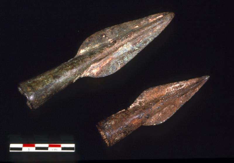 Eléments retrouvés (flèches) par Mentienne au Verrou dans une nécropole romano-mérovingienne qu'il a mis à jour.
