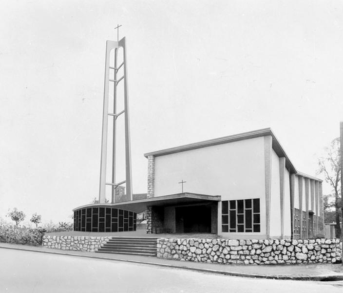 Vue de l'église construite en 1958 ; le clocher, qui n'a jamais été construit est peint sur le cliché.