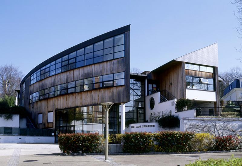 Vue rapprochée d'ensemble de l'école depuis la rue ; bâtiment ouvert en 1996 et construit par l'atelier 2A+.