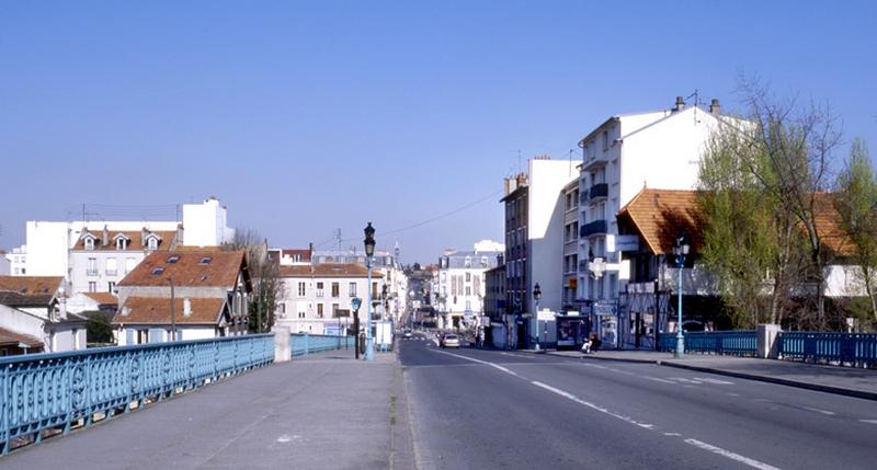 Vue vers le village depuis le pont de Champigny sur la Marne.