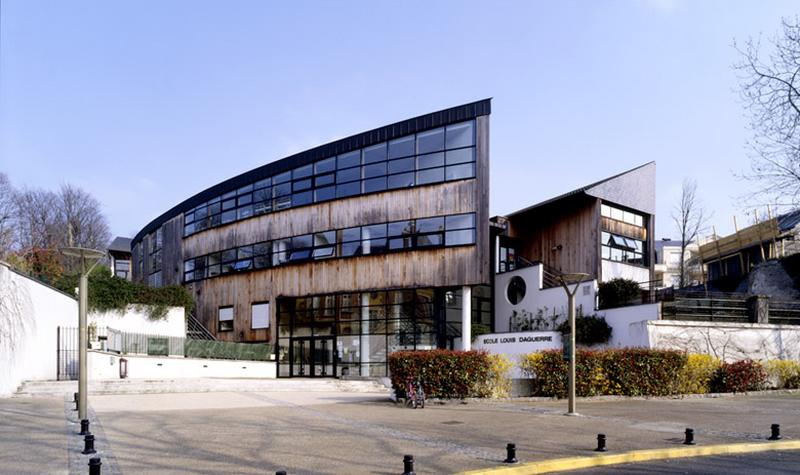 Vue d'ensemble de l'école depuis la rue ; bâtiment ouvert en 1996 et construit par l'atelier 2A+.