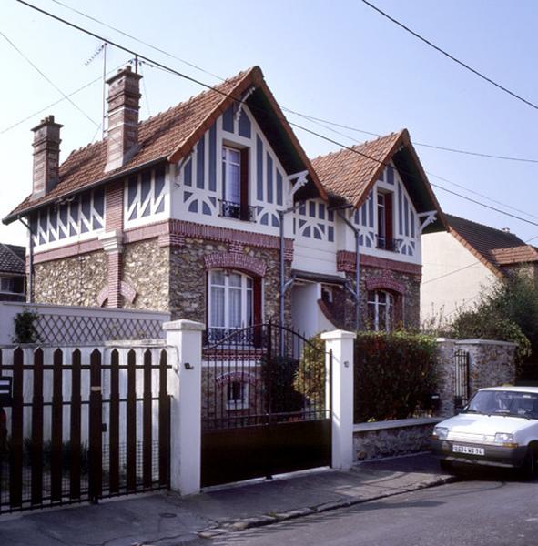 Vue d'ensemble des maisons jumelles.