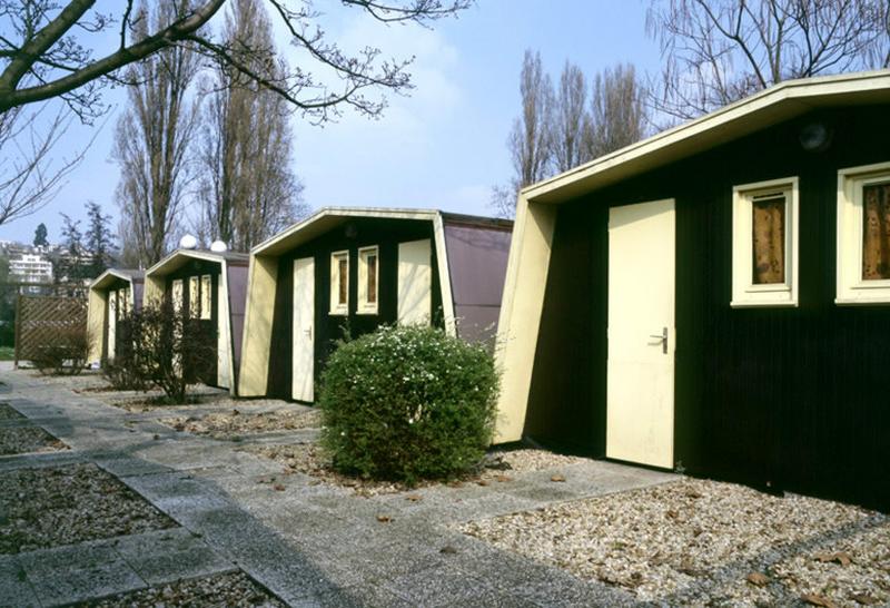 Vue de bungalows en dur du terrain de camping du Pré-aux-Vaches.