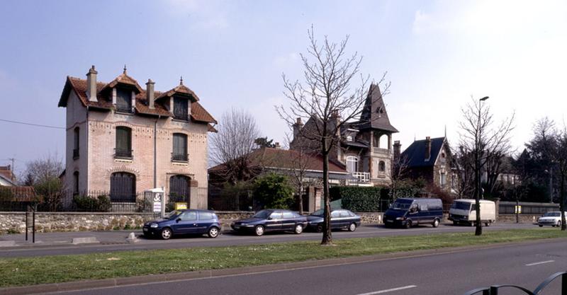 Vue d'ensemble du boulevard de Stalingrad, face à l'hippodrome du Tremblay.
