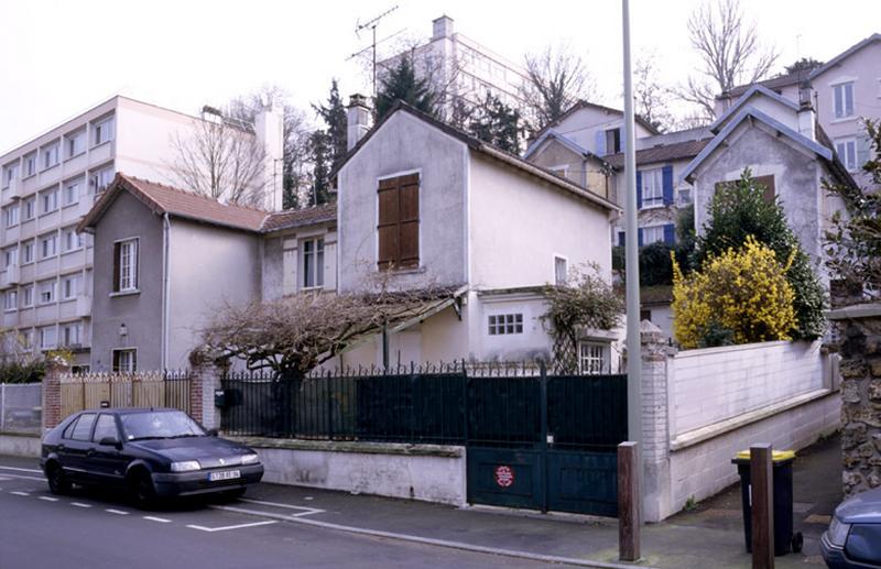 Vue depuis le quai d'un petit lotissement de 10 maisonnettes.