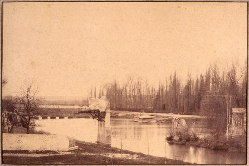 Pont de Champigny sur la Marne, détruit après la bataille de 1870 et remplacé momentanement par un pont de bateaux.