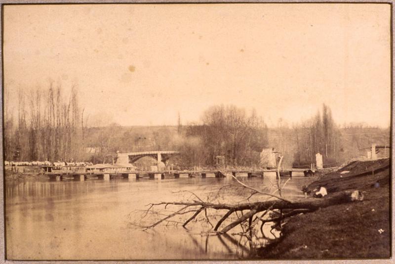 Pont de Champigny sur la Marne, détruit après la bataille de 1870 et remplacé momentanement par un pont de bateaux, au premier plan.