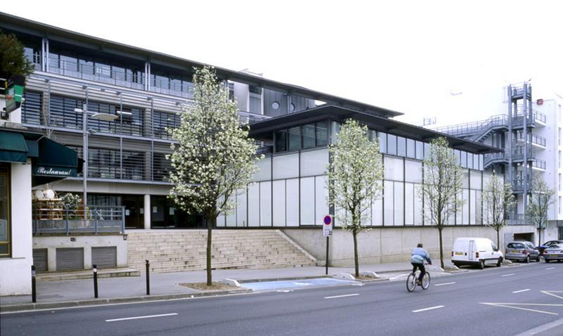 Vue générale de l'extension récente de Chemetov, le long de la rue George-Dimitrov.