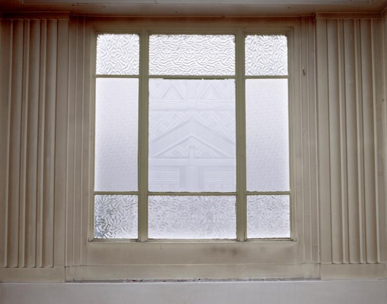 Détail des motifs gravés de la verrière du hall.