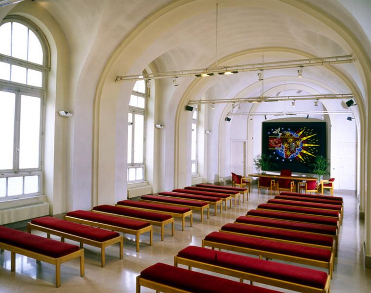 Vue de la salle des mariages installée dans la chapelle des bâtiments de l'ancienne congrégation des Filles de Saint Vincent de Paul qui occupa le lieu avant que la mairie ne s'y installe à la fin des années1920.