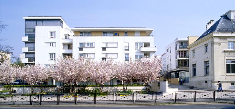 Ilot de la mairie (rues Louis-Talamoni, Albert-Thomas et Dupertuis). Vue d'ensemble de l'ensemble de logements sociaux construits en 1996.