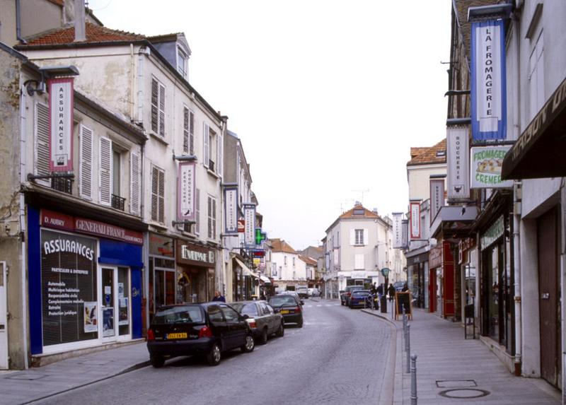 Vue de la Grande-Rue-Charles-de-Gaulle.
