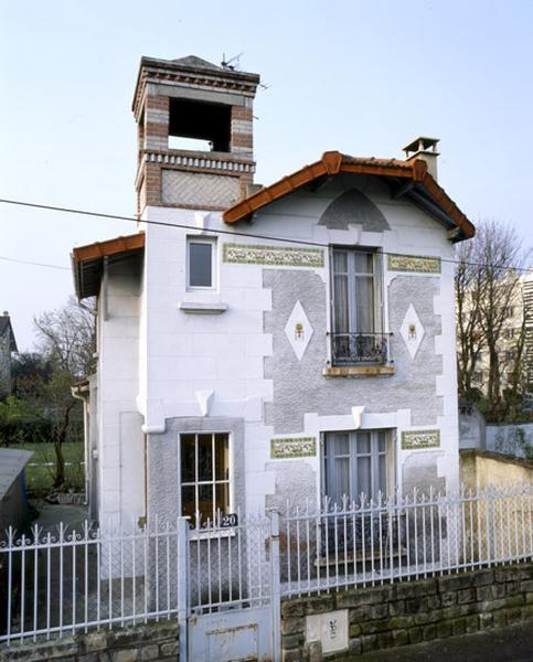 Vue d'ensemble de la maison et de son petit belvédère.