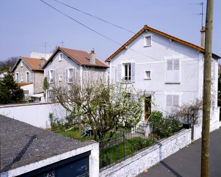 Ensemble de trois maisons dont les jardins bordent les voies du chemin de fer de la ligne de Grande ceinture.