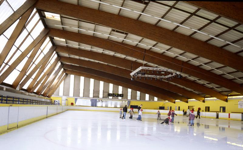 Vue intérieure de la patinoire Jules-Guesde construite en 1972.