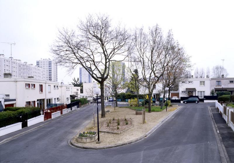 Vue d'ensemble des maisons, logements sociaux en accession à la propriété construites en 1967.