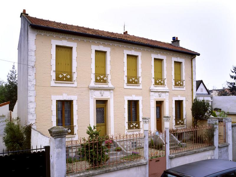 Vue d'ensemble de la maison comprenant deux logements.