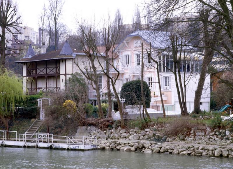 Vue de deux maisons dans l'île du Moulin sur la Marne.