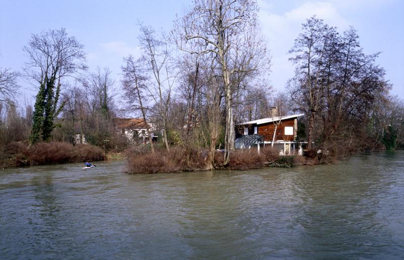 Vue de l'amont de l'île du Moulin sur la Marne.