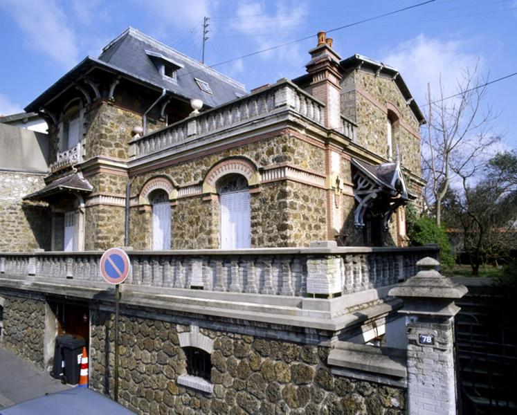 Vue d'ensemble depuis la rue.